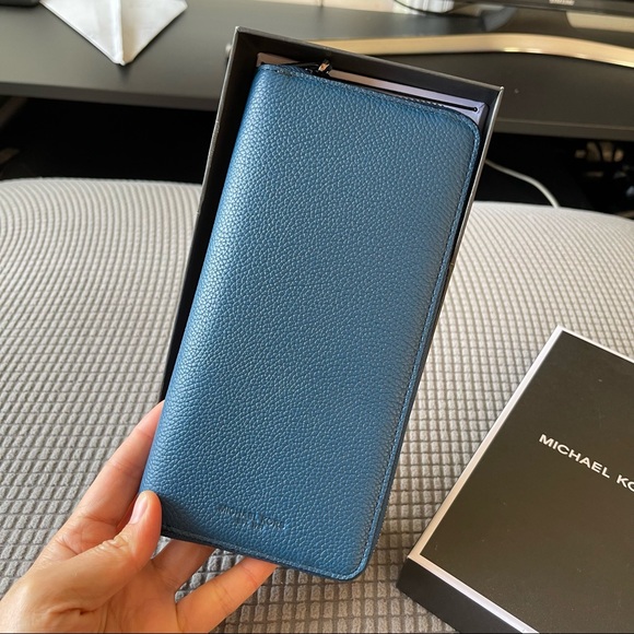 COPY - Michael Kors 36T7LRUE3L Russel Tech Zip Around Leather Wallet - Picture 2 of 6